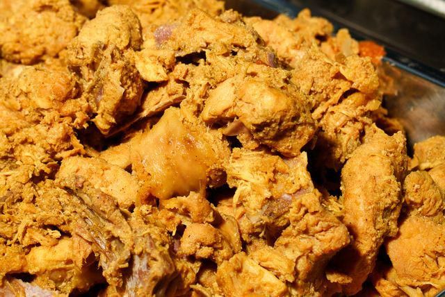 Ilustrasi ayam palekko khas Sulawesi Selatan (vecteezy.com/Carlo Locara)