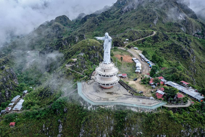 Potret Patung Tuhan Yesus Memberkati di Buntu Burake, Tana Toraja, Sulawesi Selatan (Dok. Kemenparekraf RI)