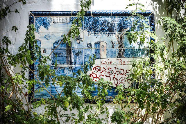 ilustrasi lukisan diletakkan di ruang tamu (pexels.com/Artem Lysenko)