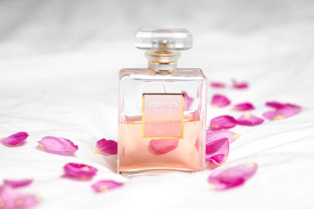 ilustrasi parfum dengan wewangian bunga mawar (unsplash.com/Laura Chouette)