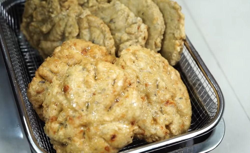 Pempek kulit setelah digoreng (youtube.com/Eddy Siswanto)