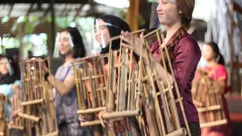 Alat Musik Angklung Dimainkan dengan Cara Apa? https://www.liputan6.com/hot/read/5415065/alat-musik-angklung-dimainkan-dengan-cara-apa-ini-penjelasan-lengkapnya Ini Penjelasan Lengkapnya