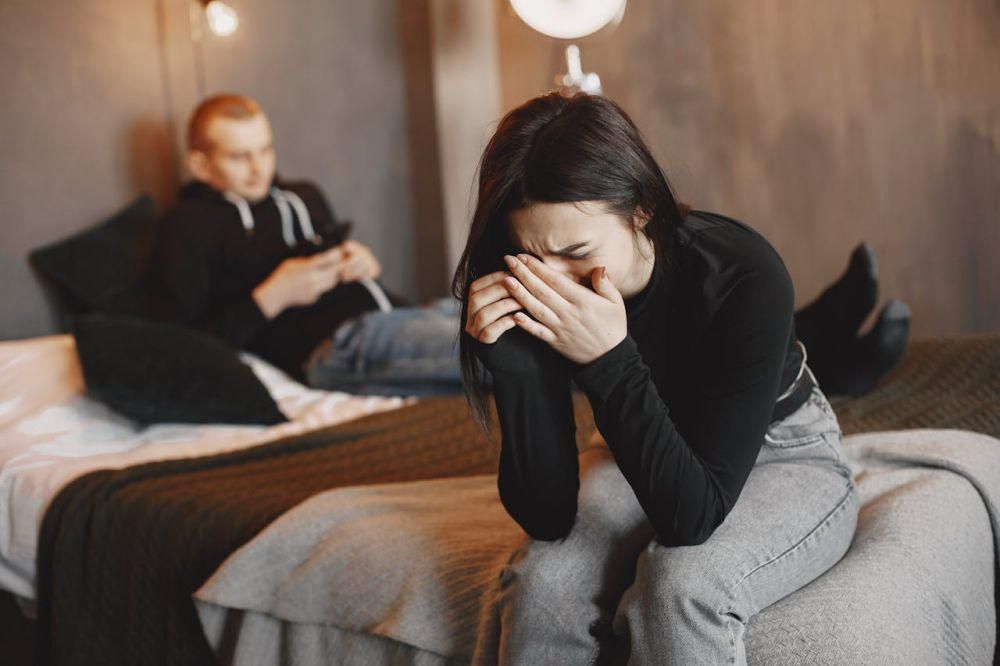 5 Zodiak yang Tega Lakukan Backburner Relationship terhadap Pasangan
