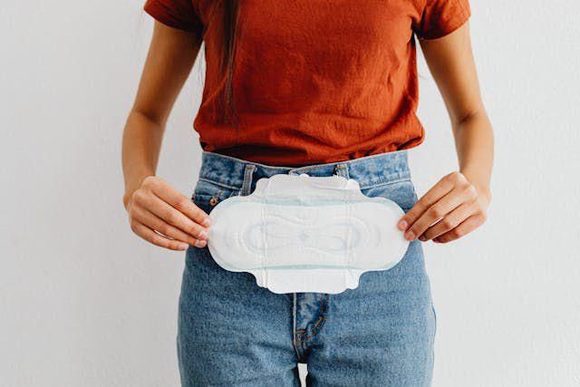 ilustrasi perempuan sedang menstruasi (pexels.com/Photo By: Kaboompics.com)