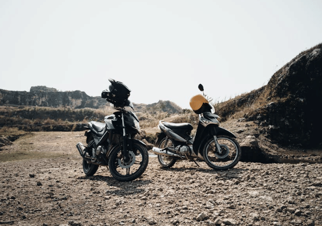 Ilustrasi naik motor (Pexels/Alfin Auzikri)