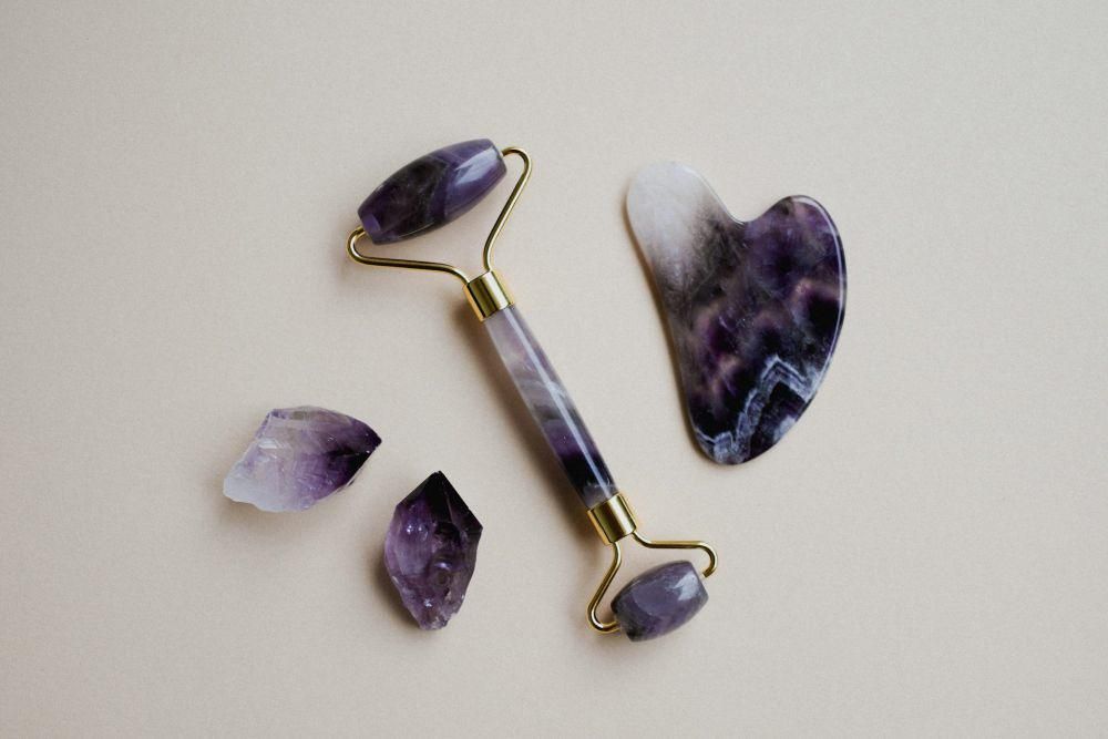 ilustrasi Amethyst Gua Sha (unsplash.com/Content Pixie)