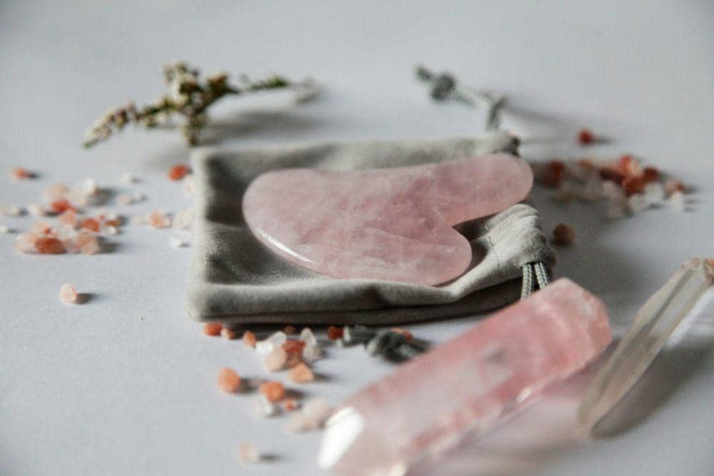 ilustrasi Rose Quartz Gua Sha (unsplash.com/Karlzmate)