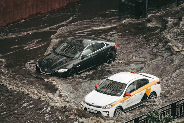 Ketahui Ciri-ciri Mobil yang Pernah Terendam Banjir