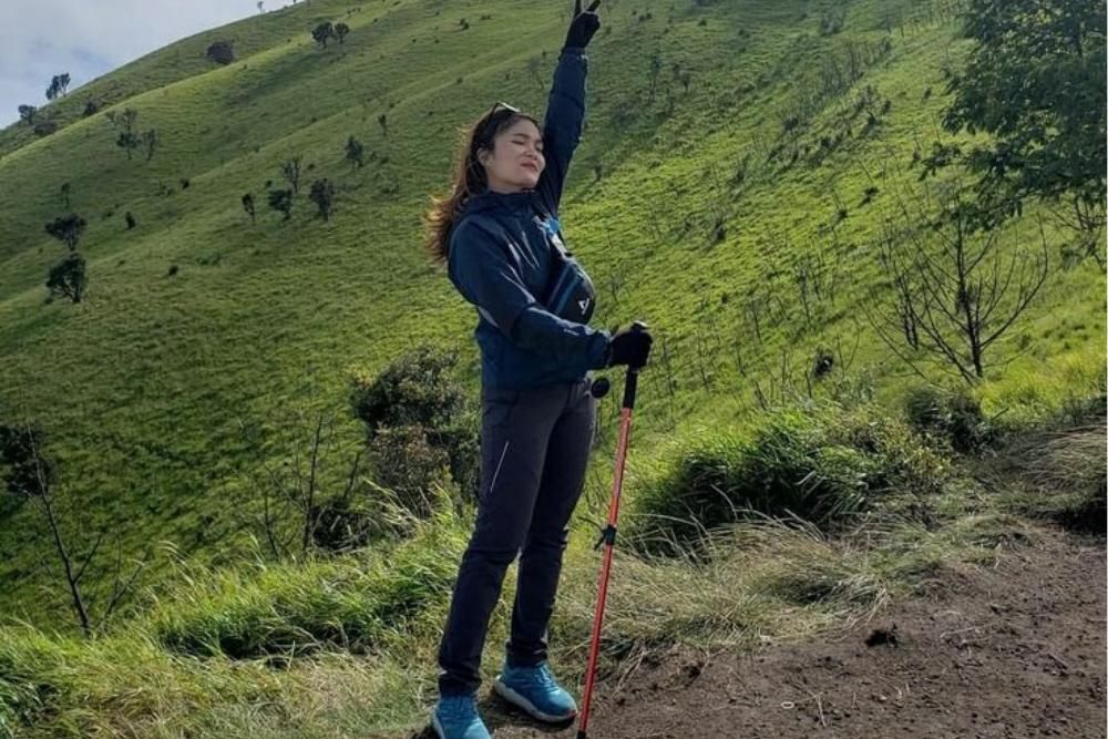 7 Outfit Naik Gunung Perempuan Non Hijab, Nyaman dan Praktis