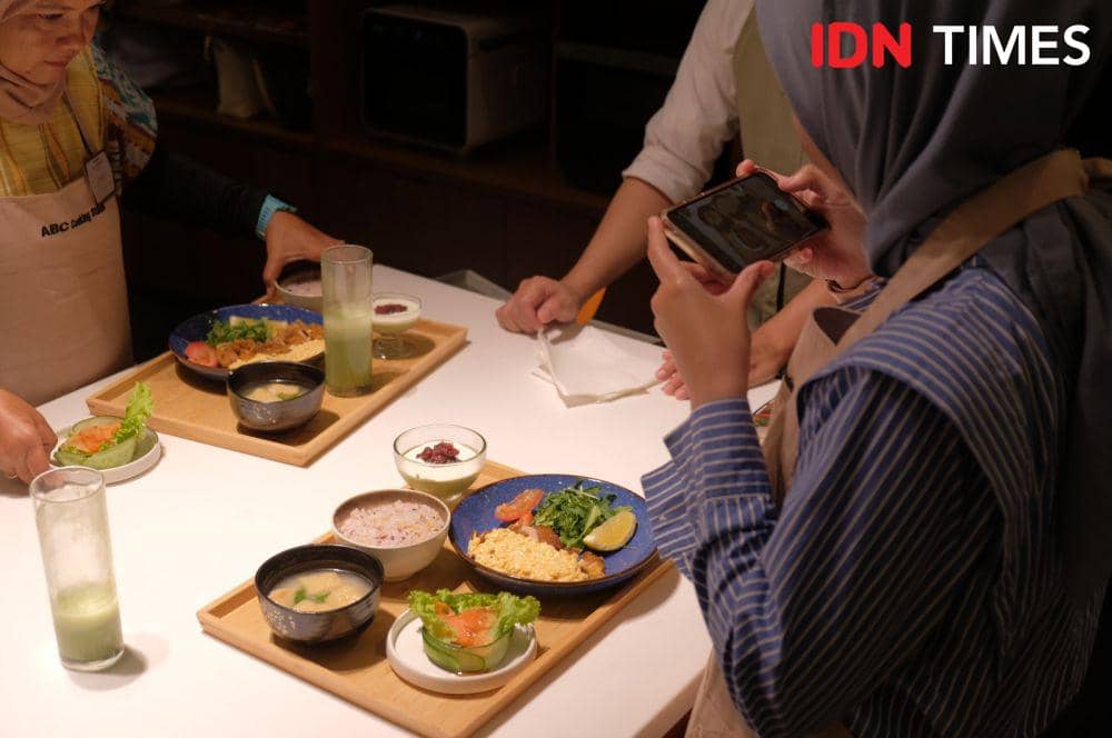 Potret belajar masak makanan khas Jepang di ABC Cooking Studio, Senayan City, Jakarta Pusat (IDN Times/Dhiya Awlia Azzahra)