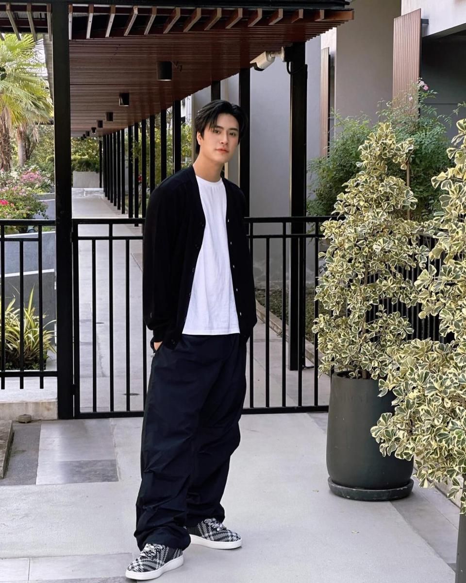 styling cardigan knit ala Gemini Norawit (instagram.com/gemini_nt)