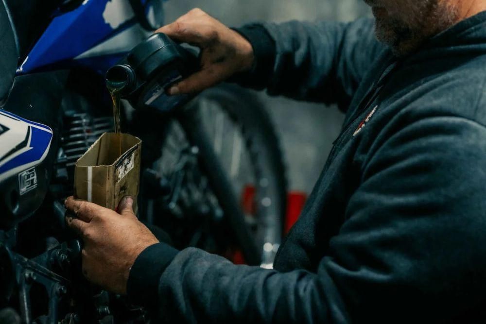 4 Bahaya Memakai Oli Murahan untuk Motor