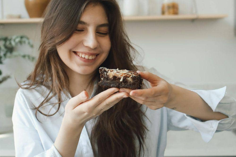 ilustrasi makan kue (pexels.com/Polina Tankilevitch)