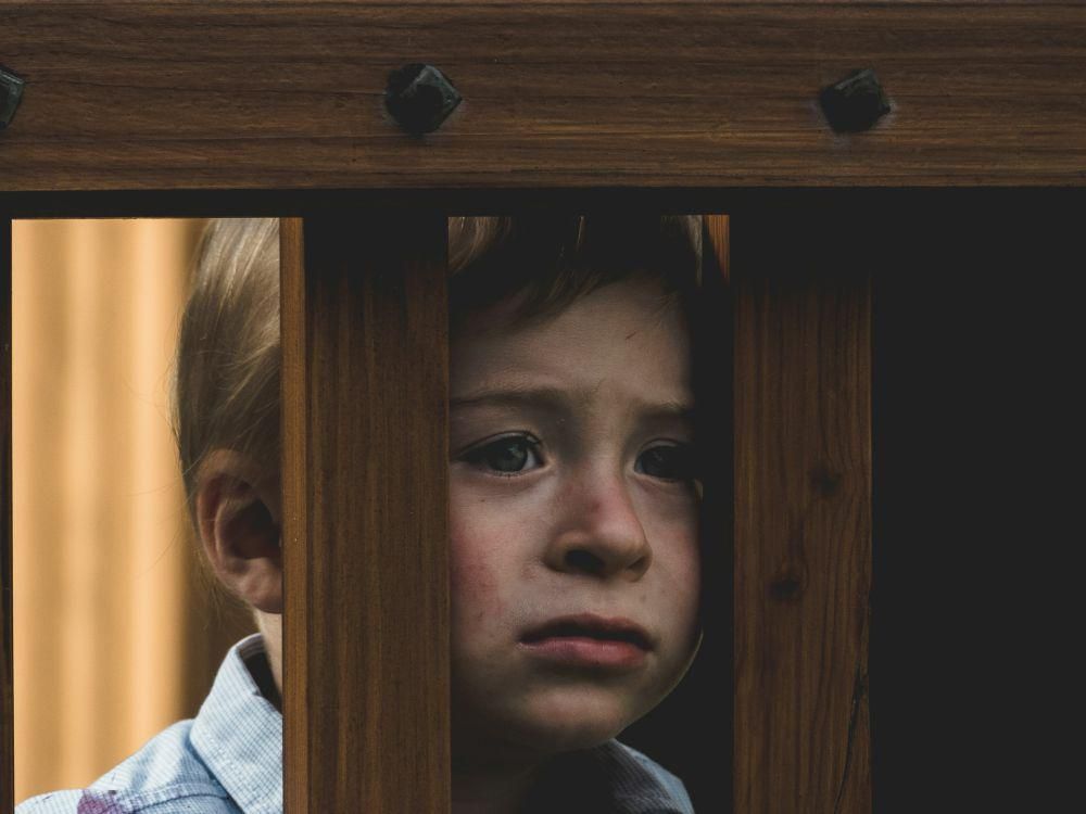 ilustrasi anak sedih (unsplash.com/Tadeusz Lakota)