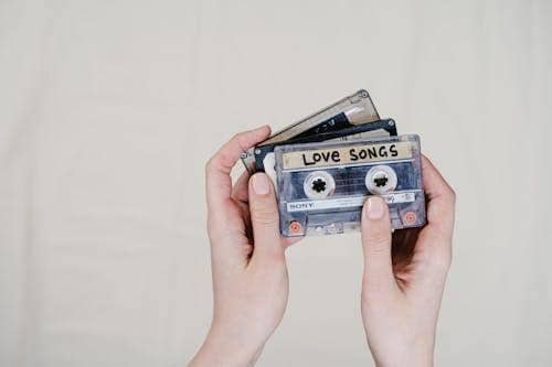 ilustrasi lagu cinta (pexels.com/cottonbro studio)