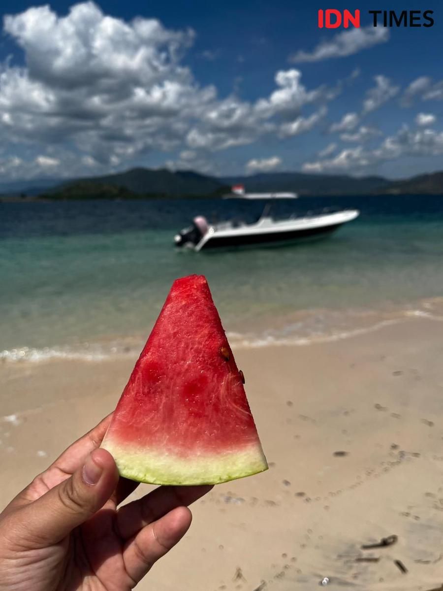 Menikmati buah segar sambil melihat pemandangan pantai yang indah di Gili Balu. (IDN Times/Linggauni)