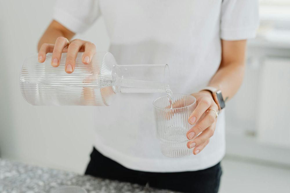 ilustrasi menuangkan air putih (pexels.com/Photo By: Kaboompics.com)