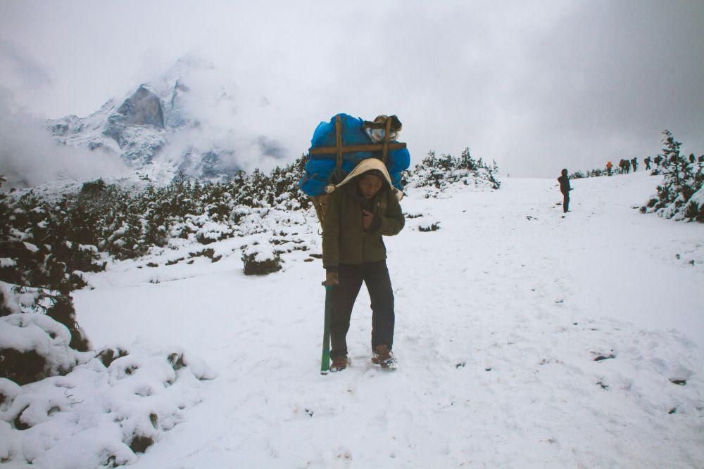 5 Tugas Penting Porter saat Mendaki Gunung, Jarang Disadari!
