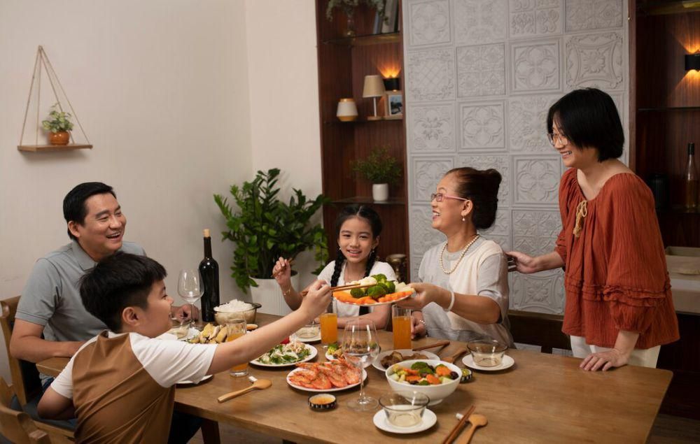Ilustrasi makan bersama keluarga. (Freepik.com/gratispik)