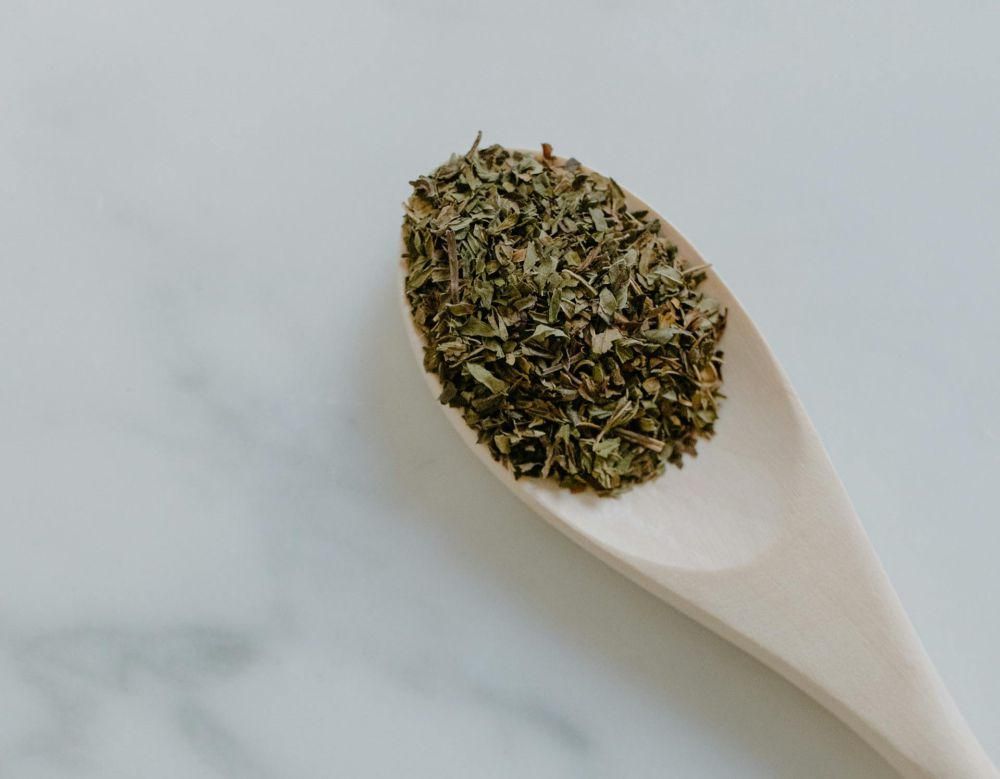 ilustrasi daun oregano kering (pexels.com/Tara Winstead)