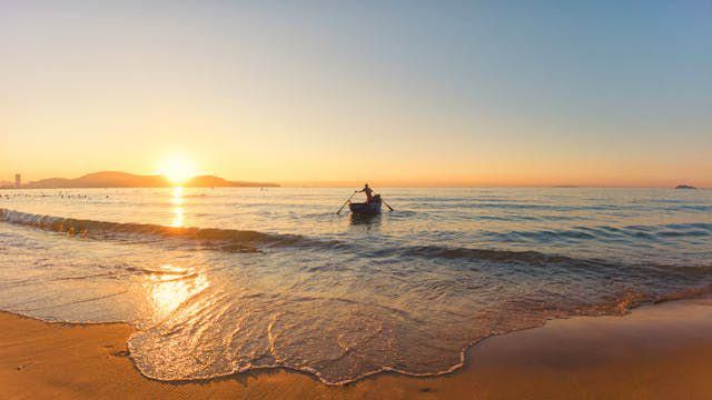 8 Pantai Indah di Pulau Jawa yang Mirip Bali 