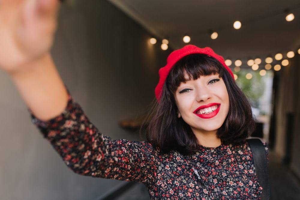 Ilustrasi wanita berfoto (freepik.com/lookstudio)