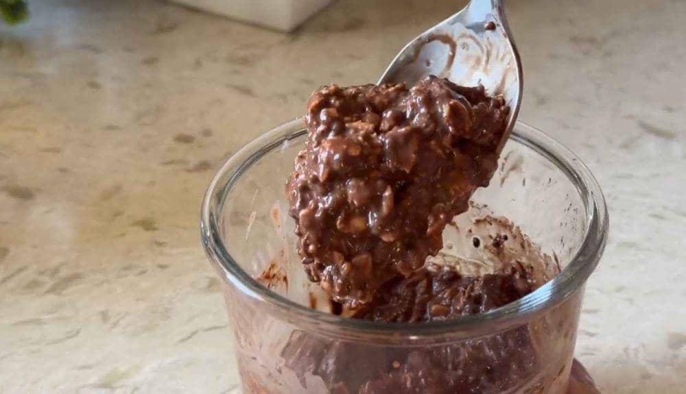 ilustrasi lapisan oats tiramisu (youtube.com/fitandtasty)