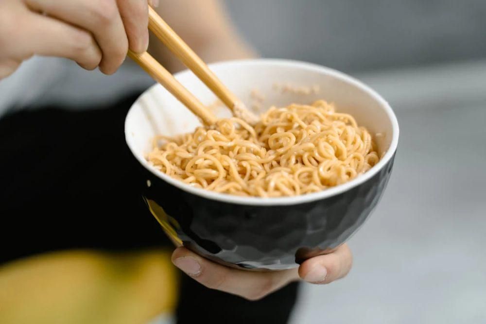 ilustrasi makan mie instan (pexels.com/MART PRODUCTION)