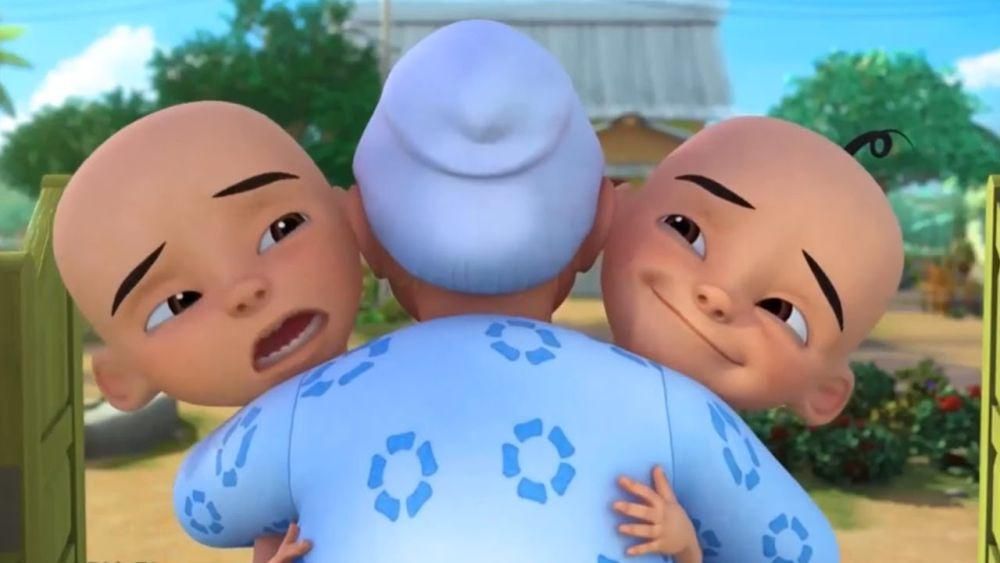 cuplikan Opah memeluk Upin dan Ipin (dok. Les' Copaque/Upin dan Ipin)