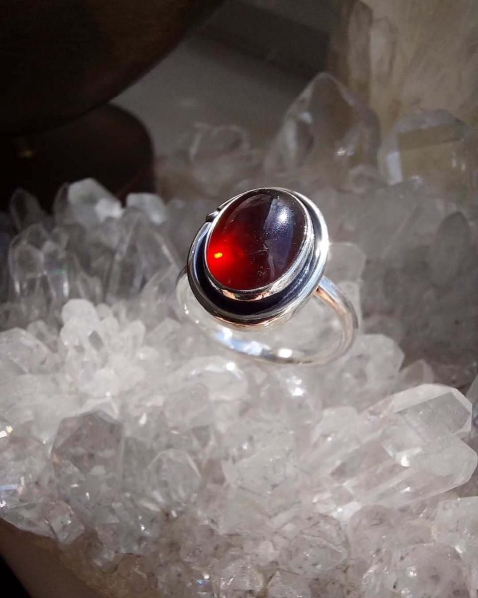 ilustrasi batu garnet (Instagram.com/tinkerbird_designs)