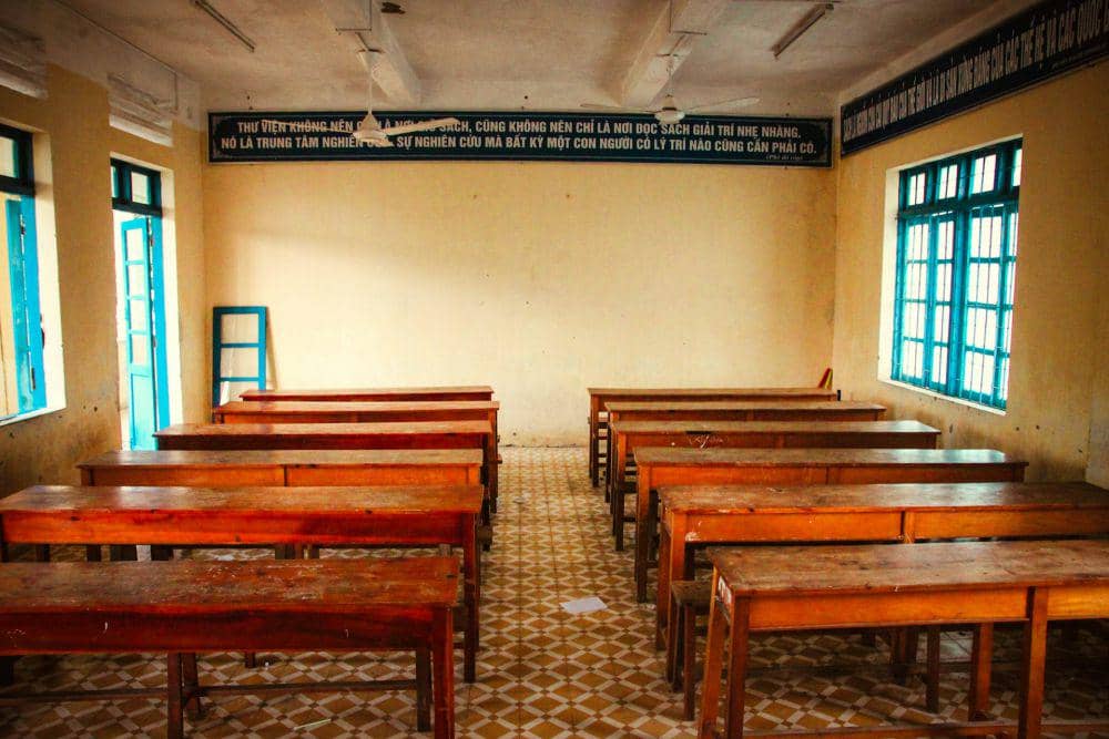 Ilustrasi suasana kelas yang kosong (unsplash.com/Phú Lucas)