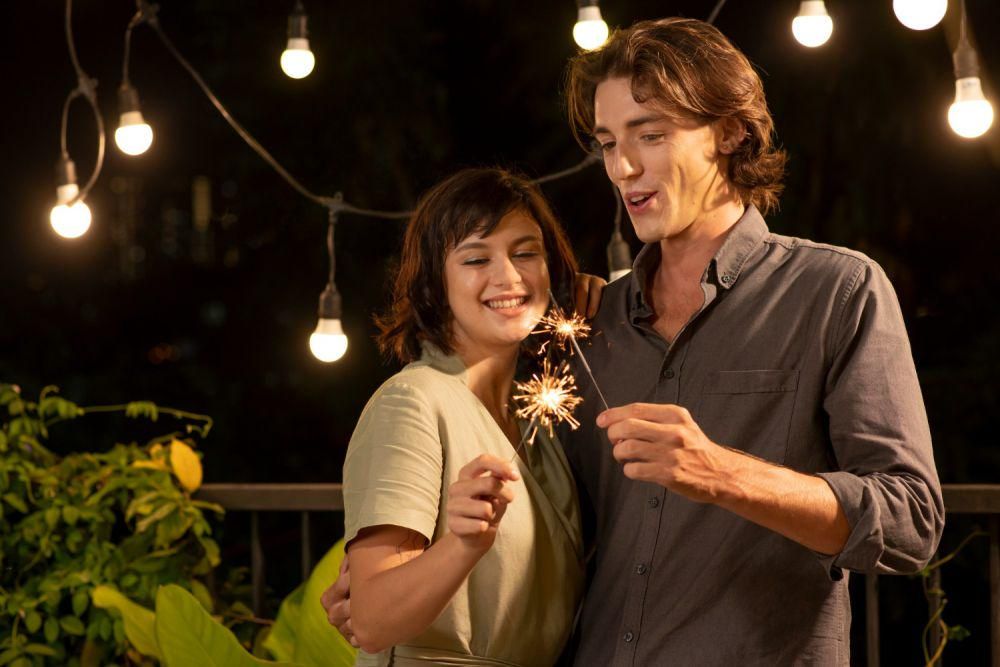 Ilustrasi pasangan bermain kembang api (freepik.com/freepik)