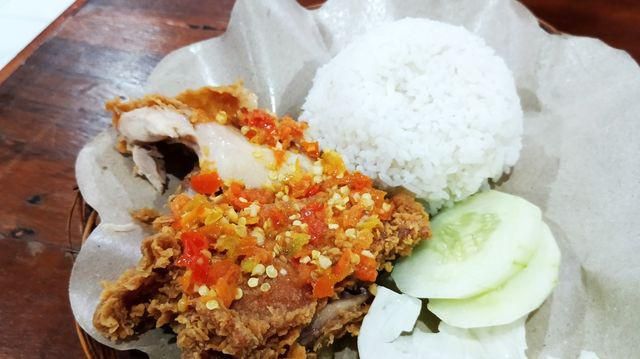 5 Resep Sambal Ayam Geprek yang Rasa Pedasnya Meledak di Mulut