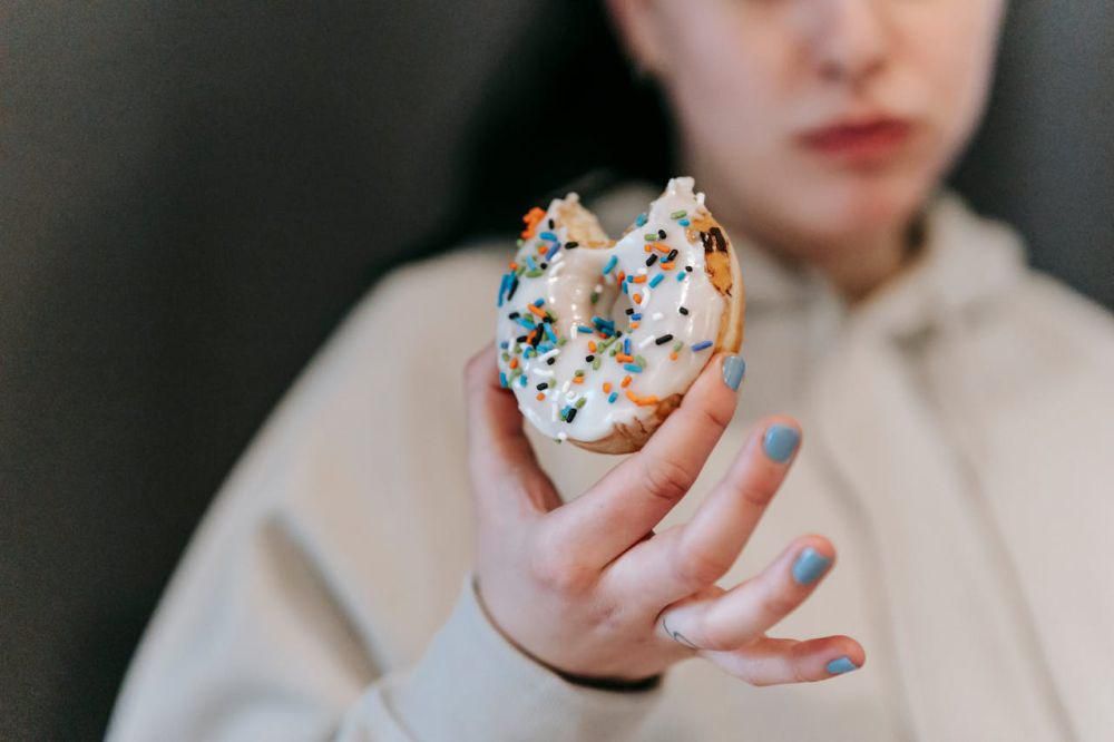 Potret makan donat