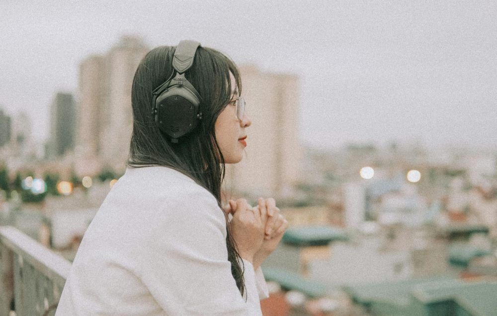 ilustrasi mendengarkan lagu (pexels.com/EGO AGENCY)