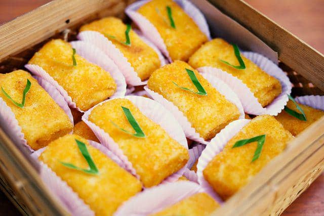 ilustrasi gorengan untuk suguhan acara pernikahan (vecteezy.com/Roy Anditya Kusworo)