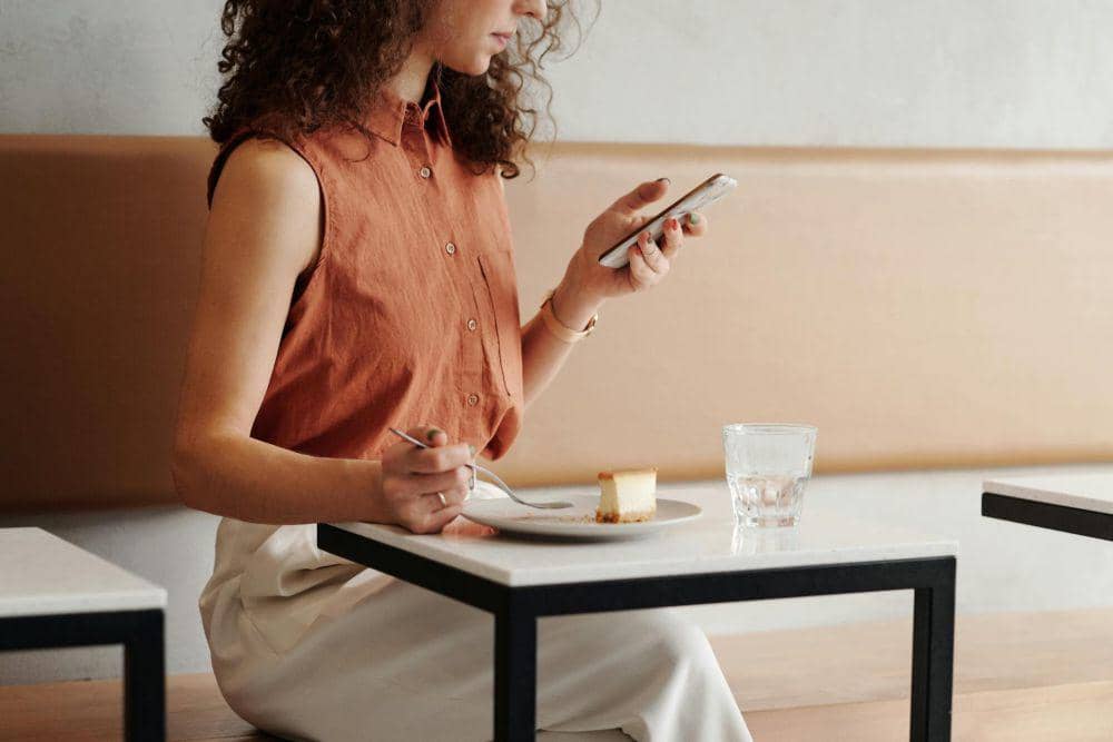 ilustrasi bermain hp (pexels.com/Edmond Dantès)