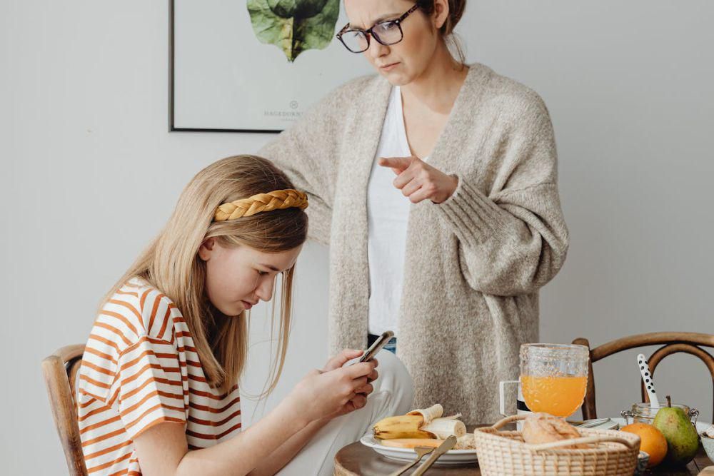 ilustrasi anak yang bermain hp saat orangtua bicara (pexels.com/Photo By: Kaboompics.com)