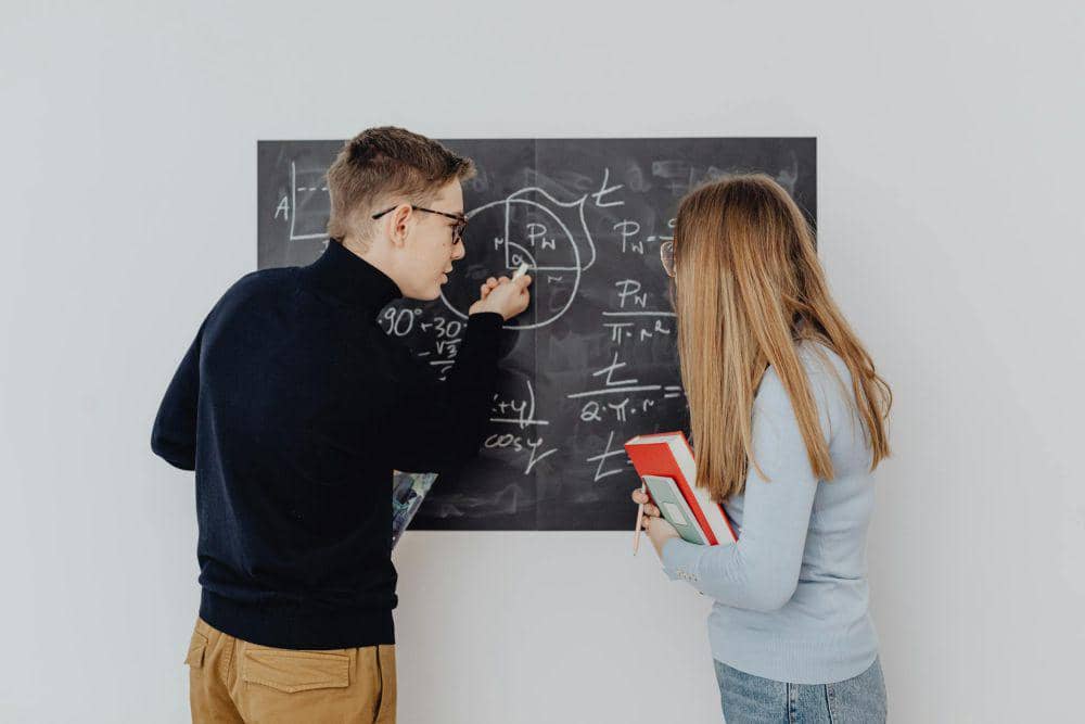 Ilustrasi berpikir kritis (pexels.com/Photo By: Kaboompics.com)