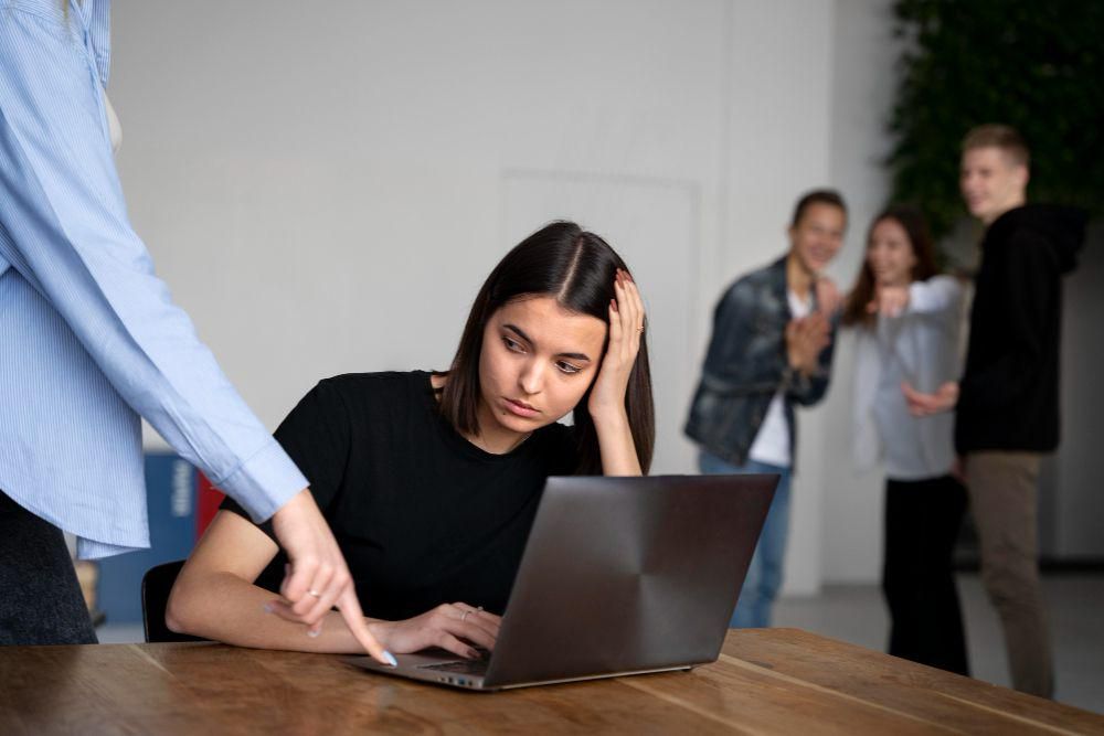 5 Cara Elegan Hadapi Adu Domba di Kantor, Jangan Terjebak Drama!