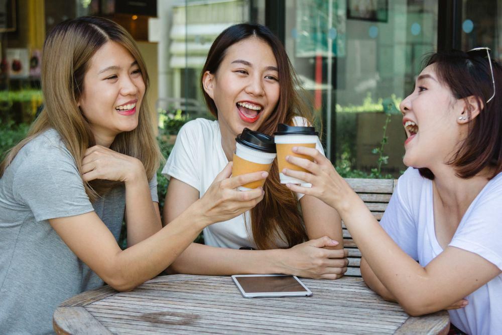 ilustrasi hangout bersama sahabat (freepik.com/tirachardz)
