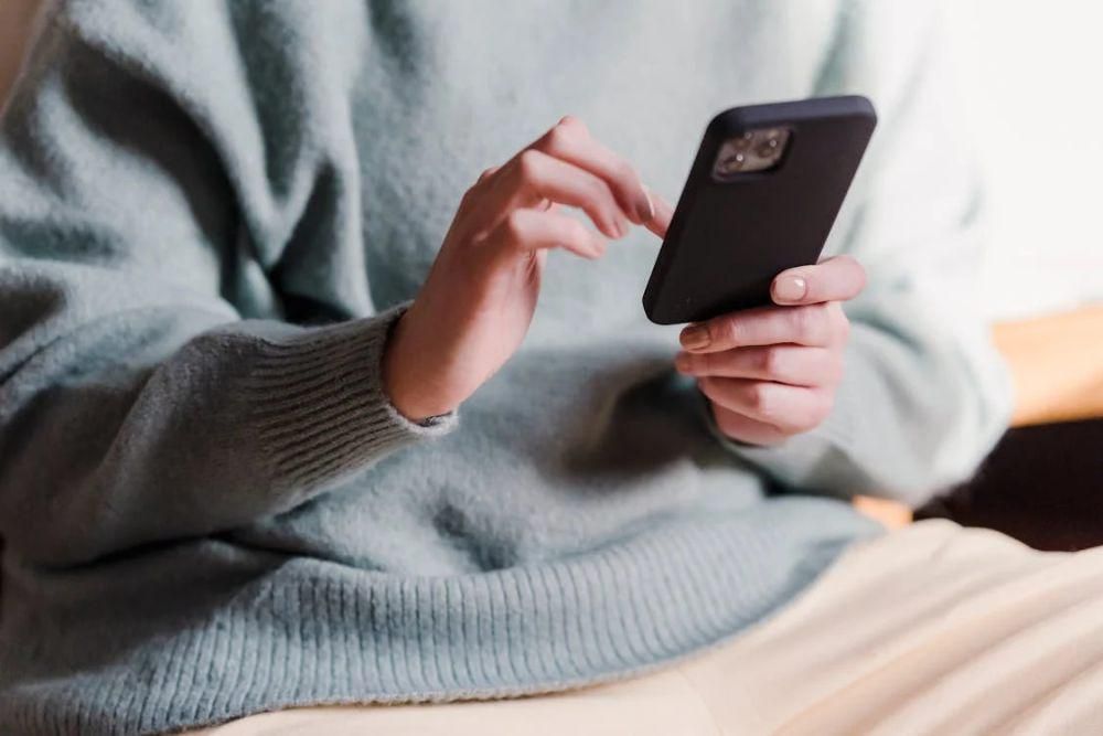 ilustrasi chat (pexels.com/Tim Samuel)