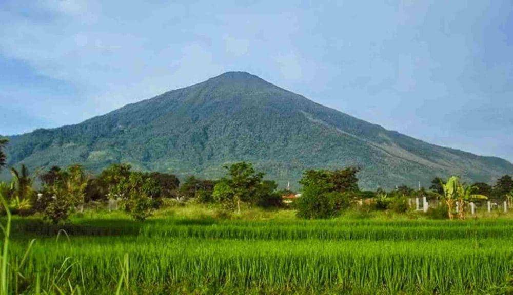 Ilustrasi Gunung Ciremai diyakini sebagai surga energi yang masih tertidur (commons.wikimedia.org/Sfw_2503)