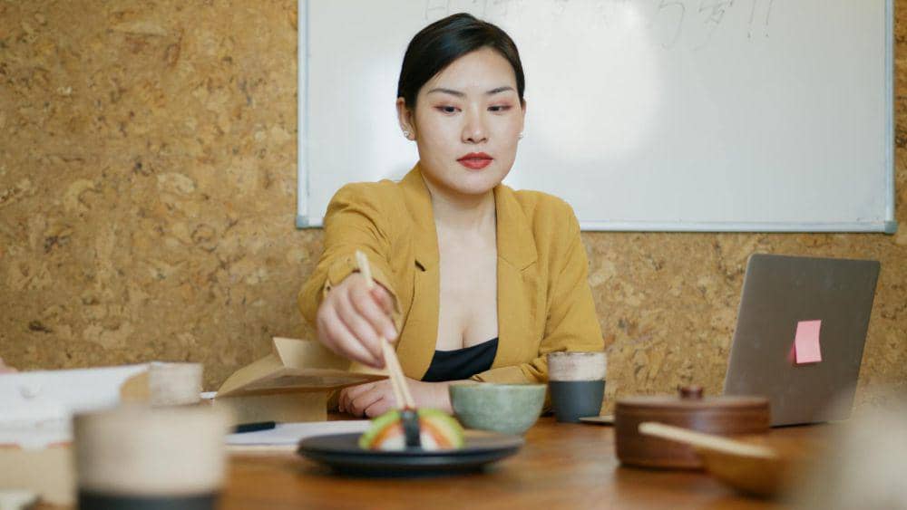 ilustrasi makan siang saat bekerja (pexels.com/Artem Podrez)