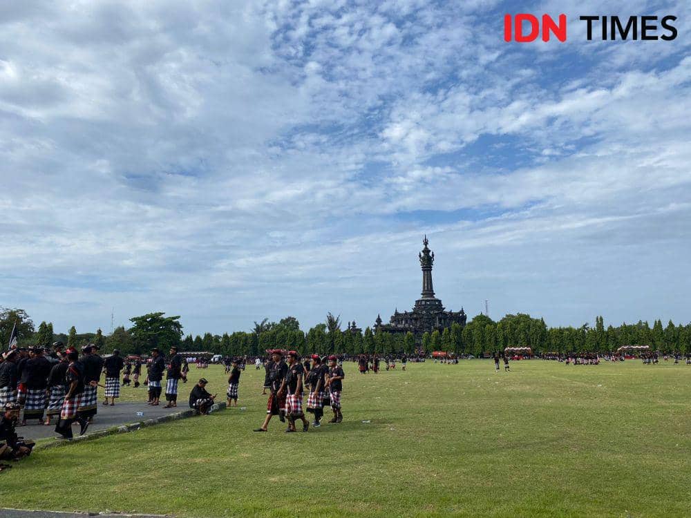 Ribuan pecalang se-desa adat di Bali berkumpul di Lapangan Niti Mandala Renon, Denpasar, pada Sabtu (17/5/2025). (IDN Times/Yuko Utami)