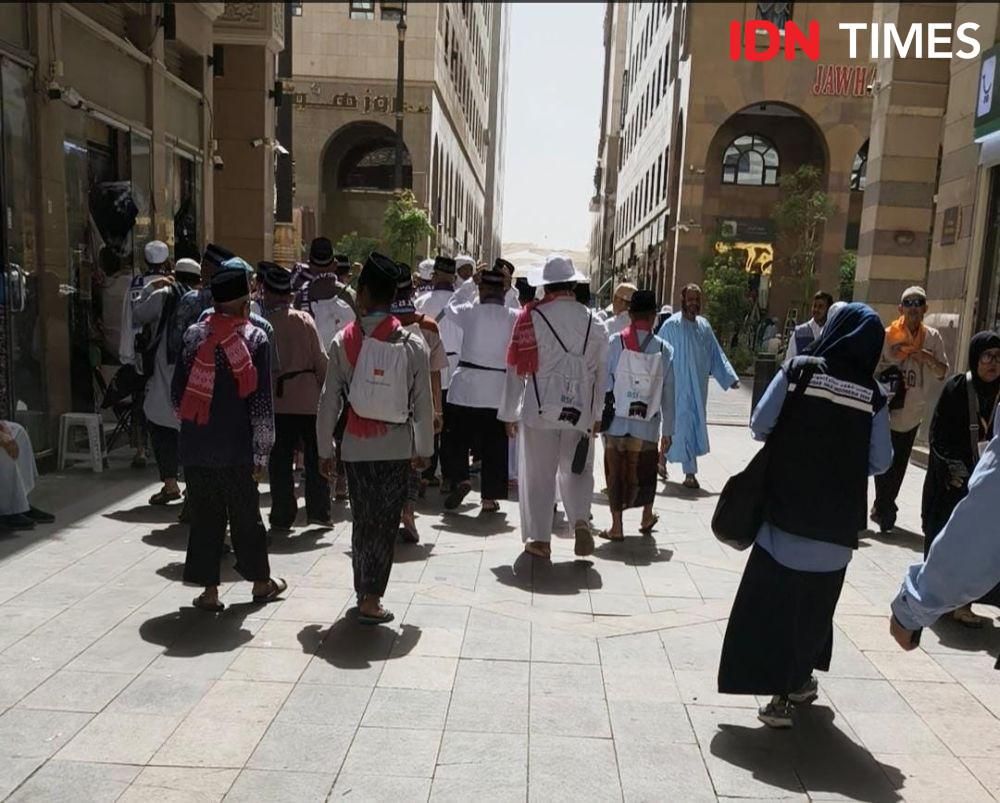 Jemaah calon haji Indonesia usai salat zuhur di Masjid Nabawi, Madinah, Arab Saudi, Sabtu (17/5/2025). (Media Center Haji/Rochmanudan)