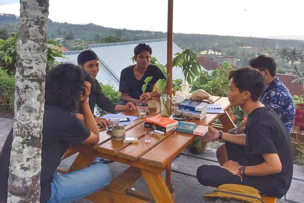 Ilustrasi cara mengajak teman nongkrong sambil diskusi buku. (Instagram/@personadendeng)