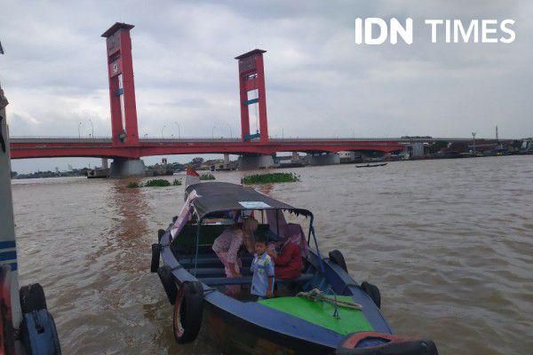 Ilustrasi wisatawan di Jembatan Ampera dan Sungai Musi Palembang (IDN Times/Feny Maulia Agustin)