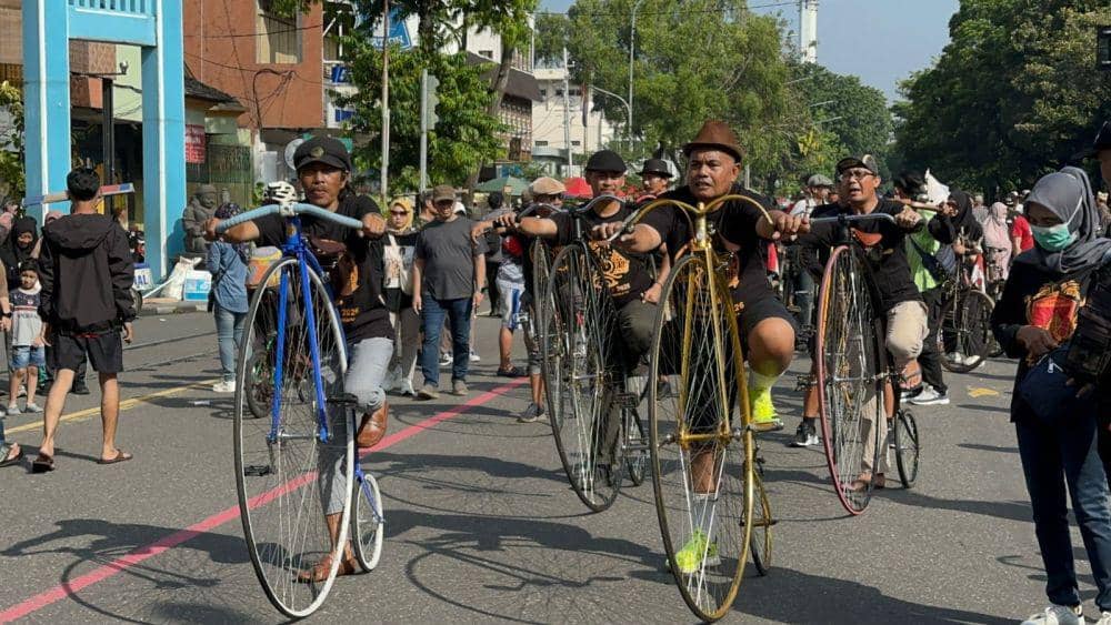 Komunitas sepeda kuno jenis Penny Farthing mengikuti gowes bersama dalam rangka launching IVCA Rally 2026 di Solo. (IDN Times/Larasati Solo)