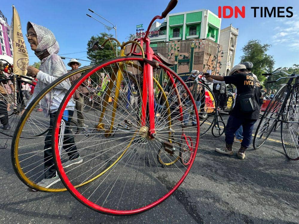 Komunitas sepeda kuno jenis Penny Farthing mengikuti gowes bersama dalam rangka launching IVCA Rally 2026 di Solo. (IDN Times/Larasati Solo)